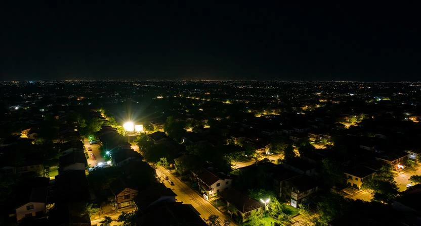 Bairro inteiro no escuro durante apagão, exceto uma casa com energia solar funcionando normalmente