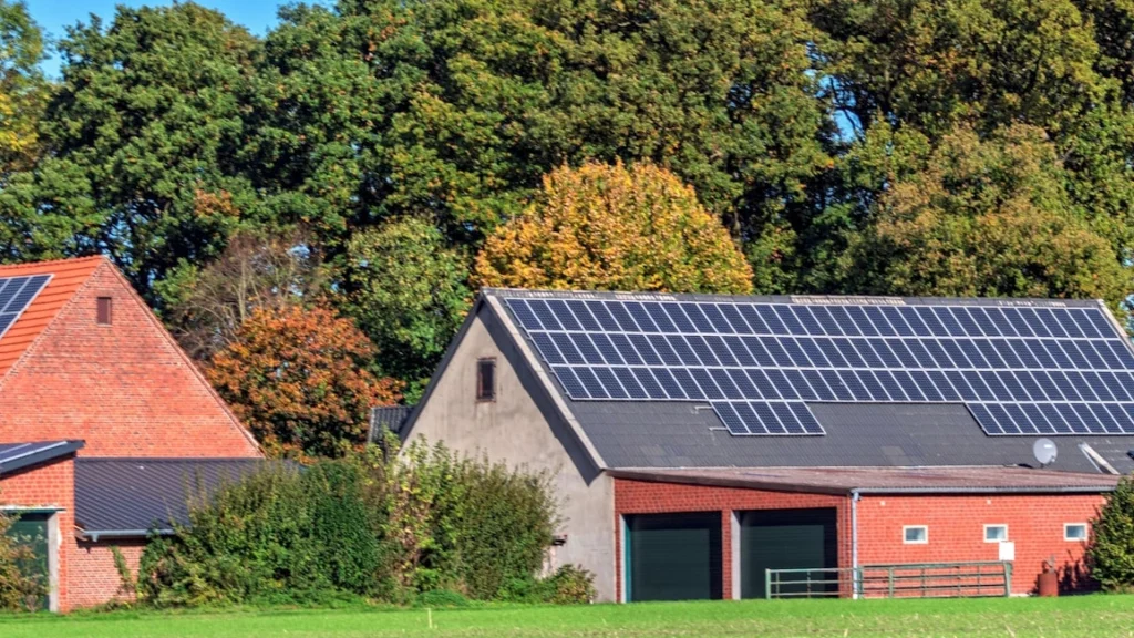 Casa com sistema fotovoltaico completo no telhado