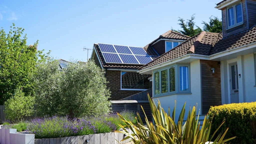 Condomínio de alto padrão com energia solar instalada no telhado