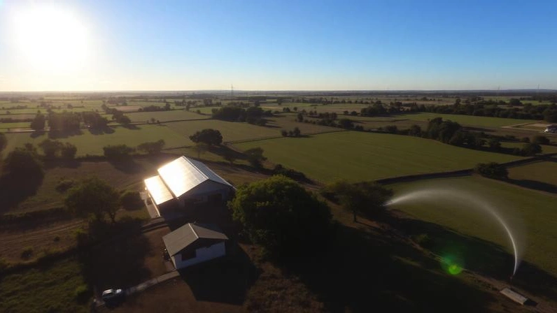 Fazenda com sistema de energia solar rural instalado no telhado