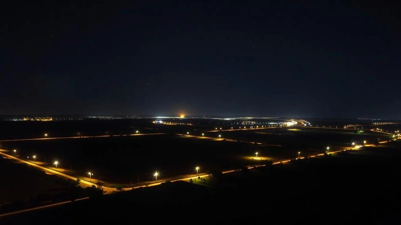 Fazenda rural iluminada exclusivamente por energia solar durante a noite